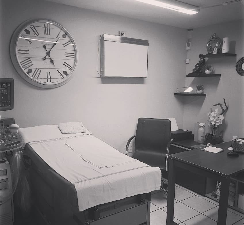 Consultorio ginecológico equipado con colposcopio de alta resolución